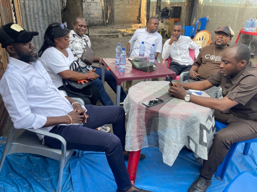 Groupe réuni en plein échange avec bouteilles d'eau sur la table