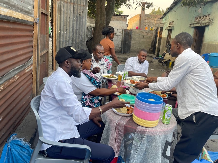 Service des plats à table pendant que le groupe commence à manger